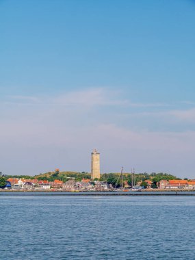 Waddensea, Friesland, Hollanda 'dan Terschelling adasındaki Batı Terschelling limanı ve Brandaris deniz fenerinin silüeti