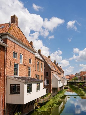 Appingedam, Hollanda - 8 Haziran 2024: Tarihi Appingedam, Eemsdelta, Groningen kentindeki Damsterdiep kanalı üzerinde asılı mutfaklı kanal evleri