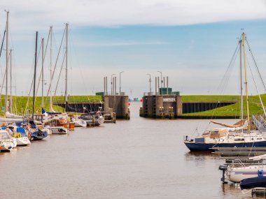 Termunterzijl, Hollanda - 9 Temmuz 2024: Termunterzijl, Eemsdelta, Groningen 'de yelkenli ve liman girişi olan gelgit limanı