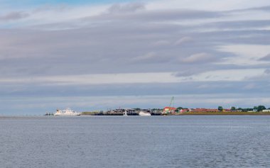 Wadden Denizi 'nden Norderney liman girişine yaklaşan feribot panoraması, Almanya' nın Aşağı Saksonya bölgesindeki Doğu Frizya adasının kıyılarını gösteriyor.