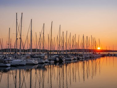 Laboe, Almanya - 19 Temmuz 2024: Baltic Bay Marina, Laboe, Kiel Bay, Holstein eyâletinde günbatımında demirlemiş yelkenliler sürüsü
