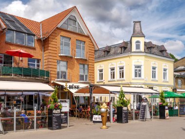 Kappeln, Almanya - 24 Temmuz 2024: Am Hafen gezinti alanı yakınlarındaki kafede insanlar, Kappeln eski kasabası, Holstein-Holstein
