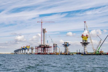 Baltık Denizi, Danimarka - 5 Ağustos 2024: Yeni Storstroem Köprüsü yapım aşamasında, Zealand ve Falster 'ı Storstroemmen Boğazı' na bağlayan