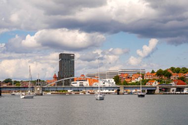 Sonderborg, Danimarka - 27 Temmuz 2024: Alssund, Güney Danimarka üzerinden Kral Christian X Köprüsü 'nü geçmek için bekleyen yelkenliler