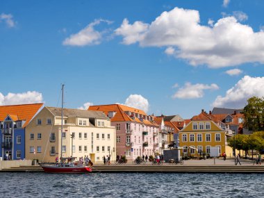 Sonderborg, Danimarka - 28 Temmuz 2024: Kare ve heykelle Quayside Sonderbro gezinti alanı, Als Adası, Güney Danimarka