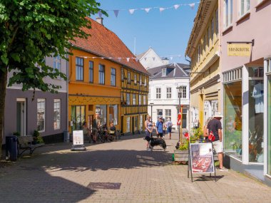 Svendborg, Danimarka - 1 Ağustos 2024: Eski kasaba Funen, Güney Danimarka 'da Mollergade' in sokak sahnesi
