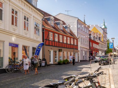 Svendborg, Danimarka - 1 Ağustos 2024: Brogade 'de dükkanlı, bisikletli ve eski kasaba Funen, Güney Danimarka' da yaşayan insanlar