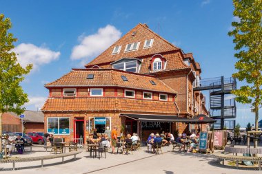 Svendborg, Danimarka - 1 Ağustos 2024: İnsanların terasta yemek ve içeceklerinin keyfini çıkardığı açık hava kafe, Frederikso Adası, Funen, Güney Danimarka