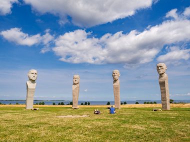 Kragenaes, Danimarka - 3 Ağustos 2024: Dodekalitten heykelleri, bir dairede geniş modern taş heykeller, Smaaland Waters, Lolland Adası, Zealand bölgesine bakan kırsal arazi