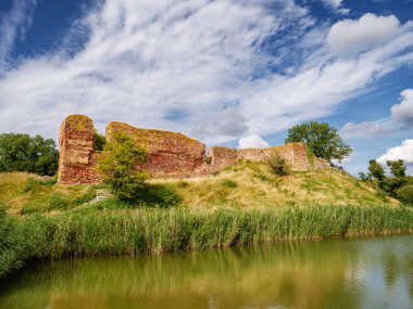 Vordingborg, Danimarka - 5 Ağustos 2024 Vordingborg Kalesi harabeleri ve hendekleri, Güney Zelanda, Danimarka