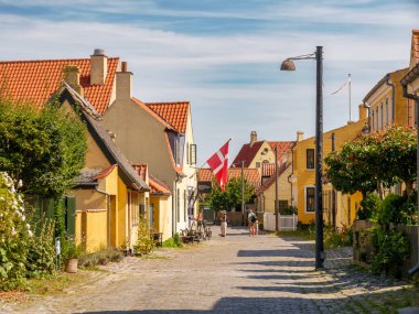 Dragor, Danimarka - 7 Ağustos 2024: Cobblestone Caddesi Strandgade, Amager Adası, Başkent Bölgesi 'nde insanların yürüdüğü eski kasaba