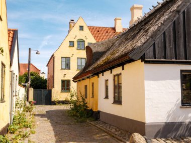 Dragor, Danimarka - 7 Ağustos 2024 Dar Sokak Hollandsfed Tarihi evler ile Eski Şehir, Amager Adası, Başkent Bölgesi