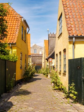 Dragor, Danimarka - 7 Ağustos 2024: Dar Sokak Strandstraede Tarihi Evleri Eski Şehir, Amager Adası, Başkent Bölgesi