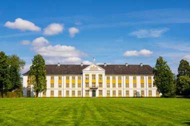 Augustenborg Sarayı 'nın Barok cephesi Bahçeden, Augustenborg, Als Adası, Güney Danimarka