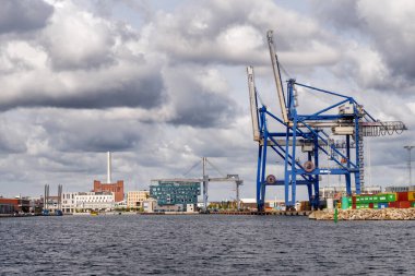 Kopenhag, Danimarka - 8 Ağustos 2024: Orientkaj, Uluslararası Okul ve Levantkaj konteynır terminali vinçleri Nordhavn, Kopenhag, Danimarka