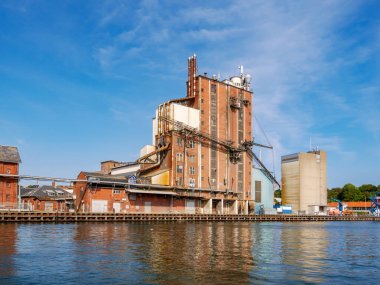 Svendborg, Danimarka - 1 Ağustos 2024: Doğu Rıhtımı 'ndaki tarihi tahıl ambarları ve depolama binaları, Svendborg' un eski limanı Svenborgsund, Güney Danimarka