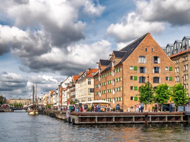 Kopenhag, Danimarka - 8 Ağustos 2024: Tarihi Suhr deposu otele dönüştürülmüş Nyhavn Kanalı köşesi