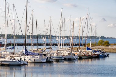 Kopenhag, Danimarka - 8 Ağustos 2024 Svanemoelle Körfezi, Nordhavn 'daki Svanemoelle limanında demirlemiş yelkenliler