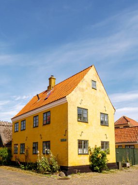 Dragor, Danimarka - 7 Ağustos 2024: Dragor Eski Kasabası, Amager Adası, Başkent Bölgesi Strandgade 'de kırmızı kiremitli tarihi sarı iki katlı villa