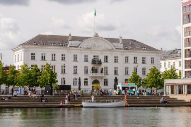 Kopenhag, Danimarka - 8 Ağustos 2024: Eski DFDS merkez binası ve Kyssetrappen halkı, Sankt Annae Plads 'ın liman manzarası