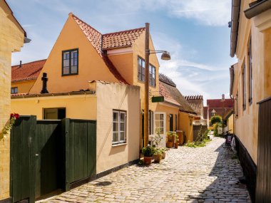 Dragor, Danimarka - 7 Ağustos 2024: Dar kaldırım taşı caddesi Magstraede Dragor Eski Kasabası, Amager Adası, Başkent Bölgesi