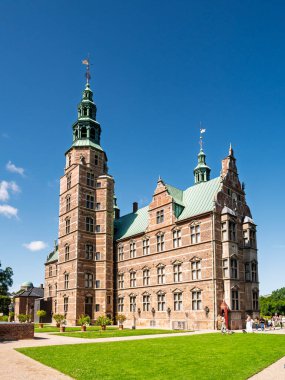 Kopenhag, Danimarka - 12 Ağustos 2024: Rosenborg Şatosu, Rönesans mimarisinin tarihi simgesi, tuğla cephe, bahçelerle çevrili