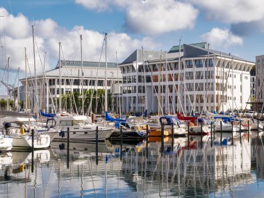 Kopenhag, Danimarka - 12 Ağustos 2024: Kalkbraenderihavn marinasında tekneler ve modern liman yönetim binaları, Nordhavn