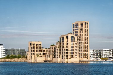 Hellerup, Danimarka - 15 Ağustos 2024: Tuborg Havn girişindeki lüks liman daireleri, Büyük Kopenhag, Oeresund ve Svanemoelle Körfezi manzaralı