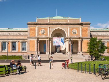 Kopenhag, Danimarka - 12 Ağustos 2024: Kunst Statens Müzesi cephesi, Ulusal Galeri, kemerli pencereleri, sütunları ve turistlerle dolu meydanı