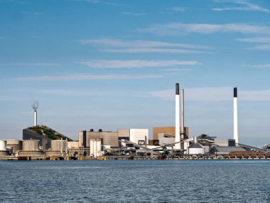 Kopenhag, Danimarka - 15 Ağustos 2024: Amagervaerket ısı ve elektrik santrali ve Amager Bakke Oeresund 'dan kayak yamacına sahip atık enerji santrali