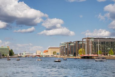 Kopenhag, Danimarka - 10 Ağustos 2024: Havneloebet iç limanı, tekneler, Knippelsbro ve modern hükümet binaları