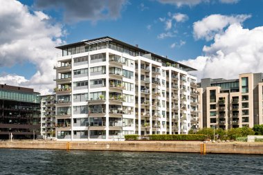 Kopenhag, Danimarka - 10 Ağustos 2024: Brygge Adası kıyısı manzaralı modern konut binaları
