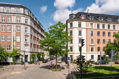 Kopenhag, Danimarka - 11 Ağustos 2024: Soender Bulvarı ve Absalonsgade kavşağı, apartmanlı sokak manzarası