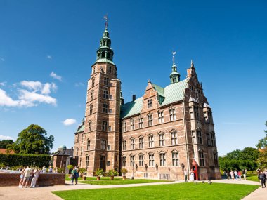 Kopenhag, Danimarka - 12 Ağustos 2024: Rosenborg Şatosu, Rönesans mimarisinin tarihi simgesi, tuğla cephe, bahçelerle çevrili