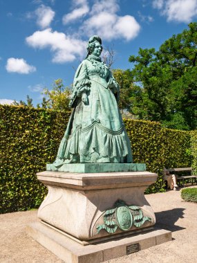 Kopenhag, Danimarka - 12 Ağustos 2024: King 's Garden, Kongens Have' daki Kraliçe Caroline Amalie heykeli, Rosenborg Kalesi