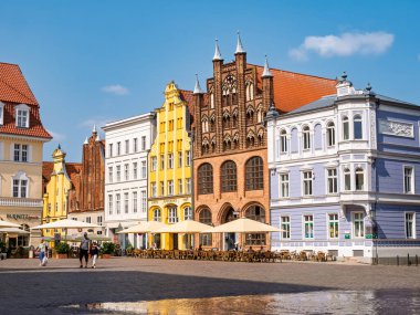 Stralsund, Almanya - 20 Ağustos 2024: Almanya 'nın Mecklenburg-Vorpommern kentindeki Stralsund kentinde renkli Barok ve Brick Gotik kasaba evleri ile Eski Pazar Meydanı' nın kuzeyi
