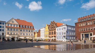 Stralsund, Almanya - 20 Ağustos 2024: Renkli Barok ve Brick Gotik şehir evleri ile eski pazar meydanı Stralsund, Mecklenburg-Vorpommern, Almanya