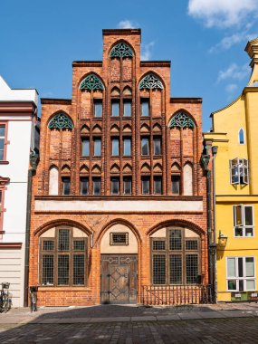 Stralsund, Almanya - 20 Ağustos 2024: Tuğla Gotik salonu cephesi Dielenhaus, Muehlenstrasse 3 'teki eski şehir Stralsund, Mecklenburg-Vorpommern' deki ortaçağ ticaret evi