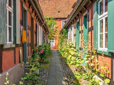 Stralsund, Almanya - 20 Ağustos 2024: Heilgeistkloster, Kutsal Ruh Manastırı 'ndaki tarihi yarı keresteli tuğla evler, Mecklenburg-Vorpommern' deki Stralsund kasabasında