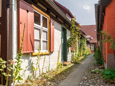 Stralsund, Almanya - 20 Ağustos 2024: Heilgeistkloster, Kutsal Ruh Manastırı 'ndaki tarihi tuğlalı evler, Almanya' nın Mecklenburg-Vorpommern kentindeki Stralsund kentinde