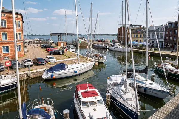 Stralsund, Almanya - 20 Ağustos 2024: Tarihi Querkanal 'daki yelkenliler Hanseatic eski kenti Stralsund, Mecklenburg-Vorpommern, Almanya