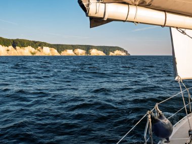 Jasmund Ulusal Parkı, Ruegen, Mecklenburg-Vorpommern kıyı şeridi boyunca tebeşir kayalıkları manzaralı Baltık Denizi 'nde yelkenli gemi.