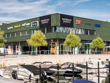 Hellerup, Danimarka - 14 Ağustos 2024: Tuborg limanı marinası ve Kopenhag 'ın kuzeyinde bulunan Hellerup, Liman Alışveriş Merkezi