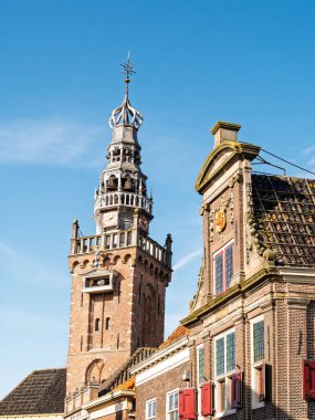 Monnickendam, Hollanda - 26 Ekim 2024: Carillon Tower Speeltoren ve eski tartı evi Waag, Waterland, Kuzey Hollanda