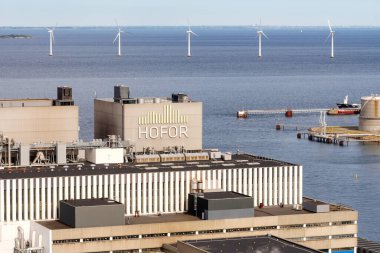 Kopenhag, Danimarka - 13 Ağustos 2024: Amagervaerket ısı ve elektrik santrali ve Kopenhag Tepesi kayak yamacından Oeresund rüzgar türbinleri