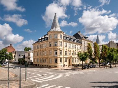 Kopenhag, Danimarka - 11 Ağustos 2024: Frederiksberg Alle ve Alhambravej kavşağı üzerinde taret bulunan apartman dairesi