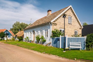 Skanor med Falsterbo, İsveç - 15 Ağustos 2024: Skanoer, Falsterbo Yarımadası, Skaane, İsveç 'te evleri olan sokak manzarası