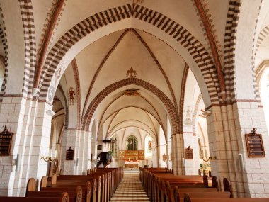 Burg auf Fehmarn, Almanya - Sep 3, 2024: Burg auf Fehmarn 'daki Saint Nicholas Kilisesi, Schleswig-Holstein, kemerli ve sunaklı salon kilisesi