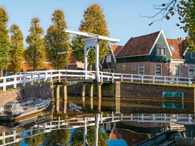 Monnickendam, Hollanda - 26 Ekim 2024: Lijnbaenbrugh ile Kanal Monnickendam, Waterland, Kuzey Hollanda