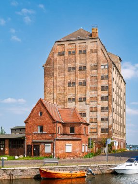Stralsund, Almanya - 20 Ağustos 2024: Mecklenburg-Vorpommern 'deki Stralsund kasabasında tarihi Silo III deposu ve Holzstrasse